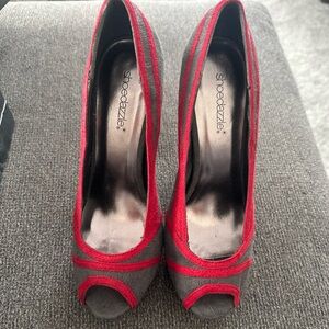 Shoedazzle High Heels Peep Tie Grey with Red Piping Size 7.5